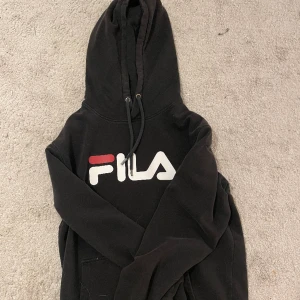 Fila hoodie - Hej! Säljer denna hoodie pga ingen användning, skriv privat vid funderingar eller bättre bilder, 🤍💕frakt tillkommer!