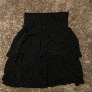 Svart volangkjol - Jag säljer denna jättefina svarta volangkjolen från EDC i storlek 32/S🩷 har aldrig använt💓