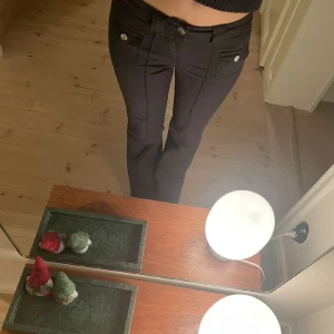 Jeans - Säljer dessa populära slutsålda lågmidjade bootcut hm jeans endast använda någon gång så i nyskick! Storlek 38