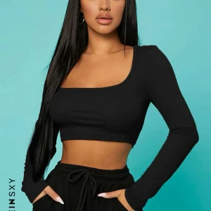 Svart croptop - Svart snygg crop top. Aldrig använd endast testad.  Storlek M men passar även dig med storlek S 