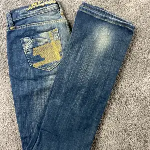 Superfina flared jeans med detaljer på bakfickorna! Midjemått: 80cm. Innerbenslängd: 85cm