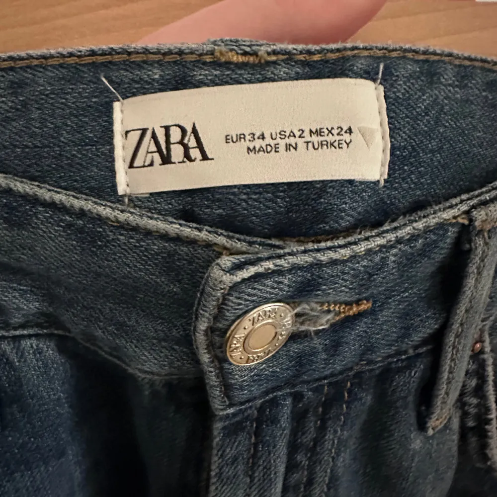 SKITSNYGGA ZARA JEANS😍😍😍 coola, baggy jeans från zara i strl 34 (s). Jeans & Byxor.