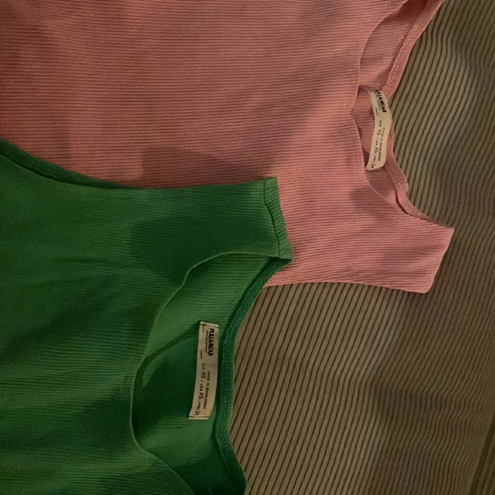 Säljer 2 två linnen ett i grönt å ett i rosa på grund av att de inte används, det ska se ut som att de ska vara avklippta där nere, inte ut som har gjort! Mycket gott skick inte så mycket använda! ☺️. Toppar.