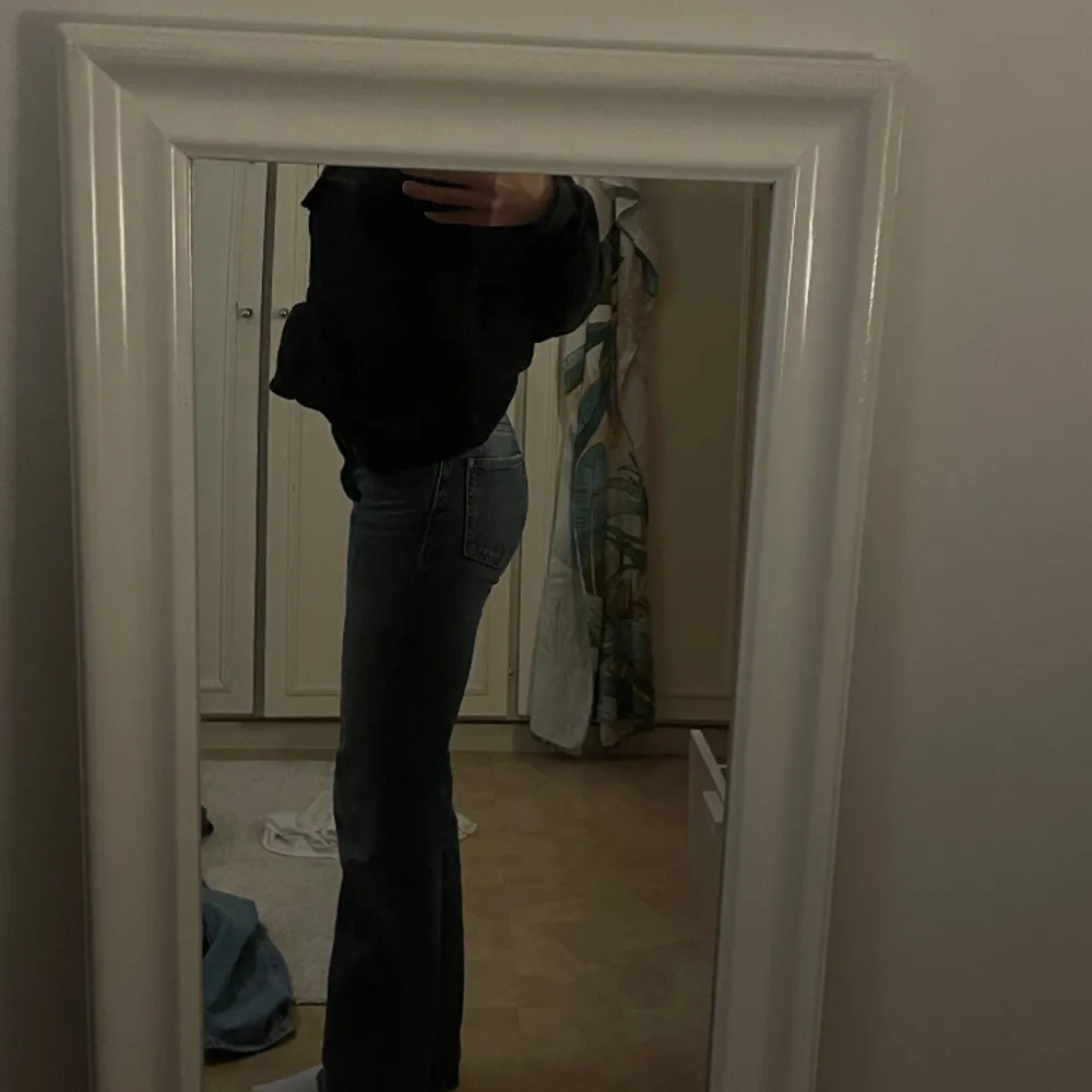 Straight mid-waist jeans från Zara (säljs ej längre), köpt för cirka cirka ett år sen men väldigt sparsamt använda 🙌 Inga skador, formar kroppen jättefint och sitter som en smäck på mig som är cirka 168 lång och cirka 60kg 👌🏻💕 Frakt tillkommer 😊. Jeans & Byxor.