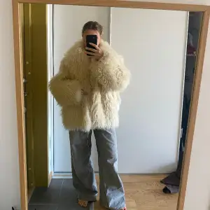 Fake pälsjacka från H&M storlek M. Köpt för 900 kr och aldrig använd ute 
