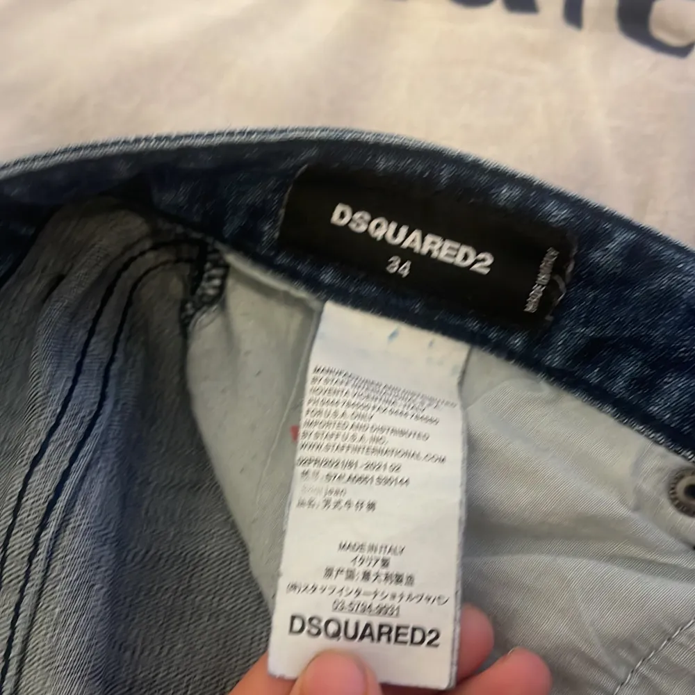 Hej säljer min dsquared jeans storlek 34 manliga säljs på 1200 kan tänka mig att gå ner 200 på snabb affärer men möts bara i Solna . Jeans & Byxor.