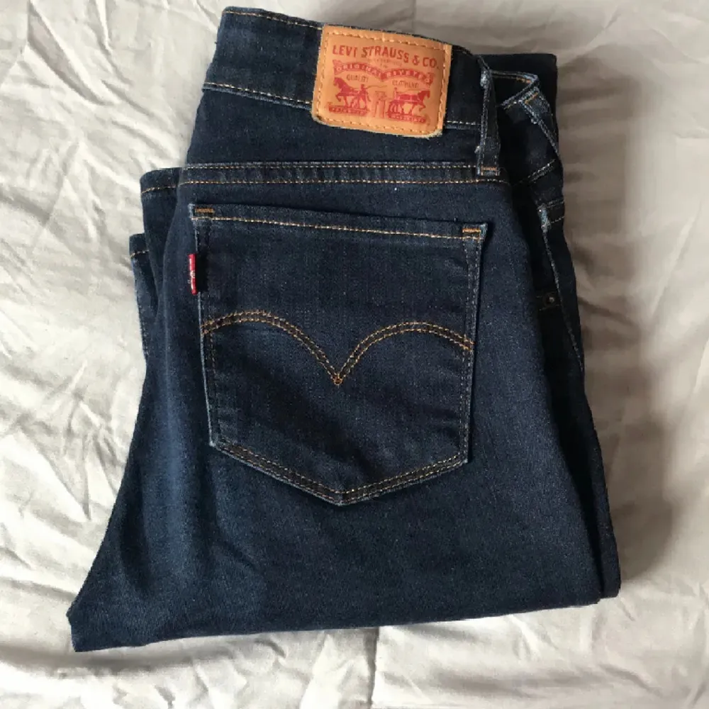 Blaa jeans fran Levi's i modell 714. Väldigt bekväma o i väldigt fint skick. Skriv jätte gärna vid behov av fragor eller fler bilder, priset är 350 + frakt . Jeans & Byxor.