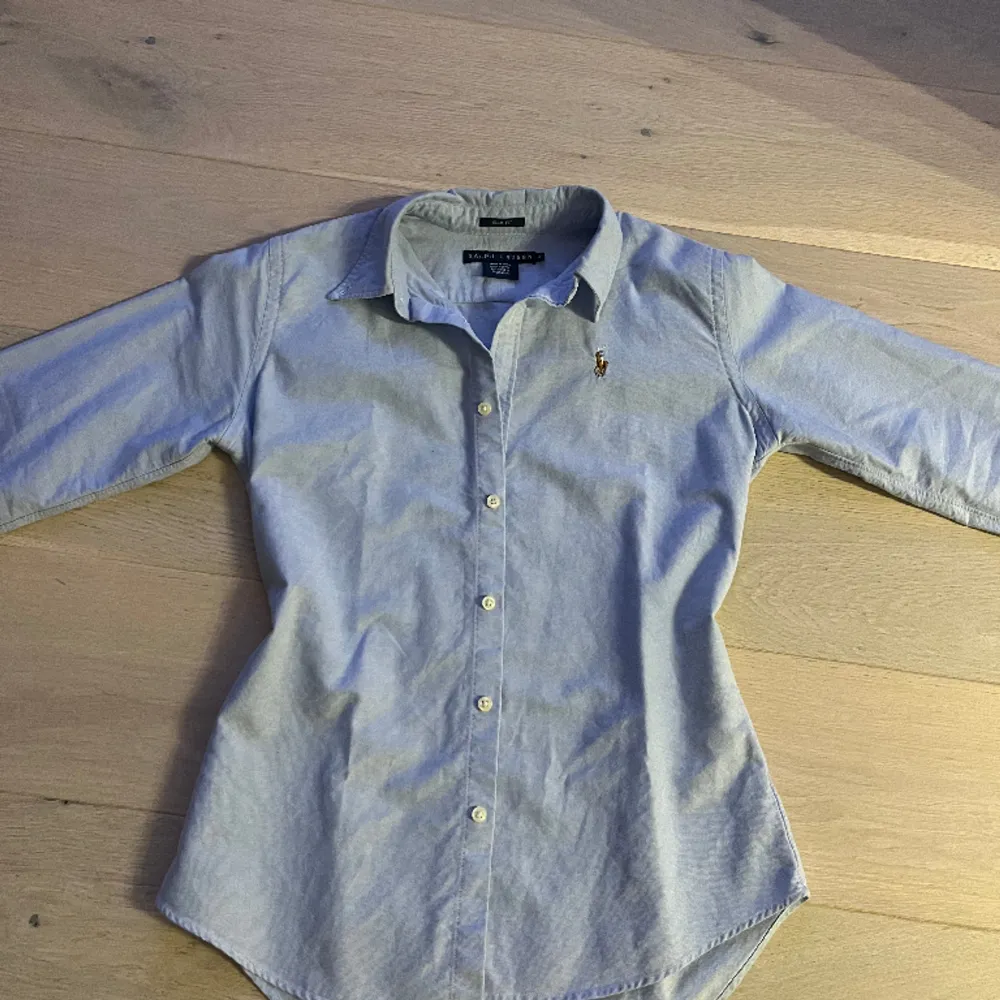 Ralph lauren dam skjorta i nummer 4 (small). . Blusar.