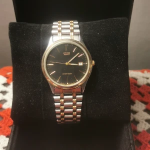 Citizen  - En fin klocka och i mycket bra skick. Fungerar utmärkt..  Varumärke - Citizen Quartz GN-4W -S Gravering - 20 Urverk - dag  Glas - Safir krystal Form - Rund  Armband - Rostfritt stål  Färg på armband - Roseguld Boetts Bredd - 41  Boetts Bredd 41 mm  F