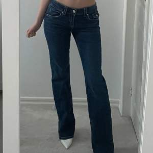 Superfina lågmidjade jeans i superbra skick då jag bara använt de ett fåtal gånger!🤍   Är 154 cm lång