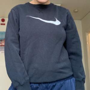 Så fin mörkblå tröja från Nike! Köpt second hand, strl XS-M beroende på hur man vill att den ska sitta