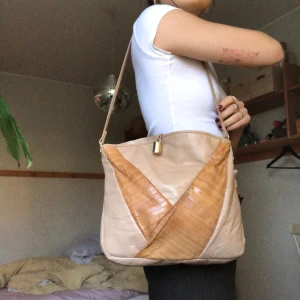 Retro väska i äkta skinn - Perfekt skick, inga skavanker! Köpt i secondhandaffär i berlin<3