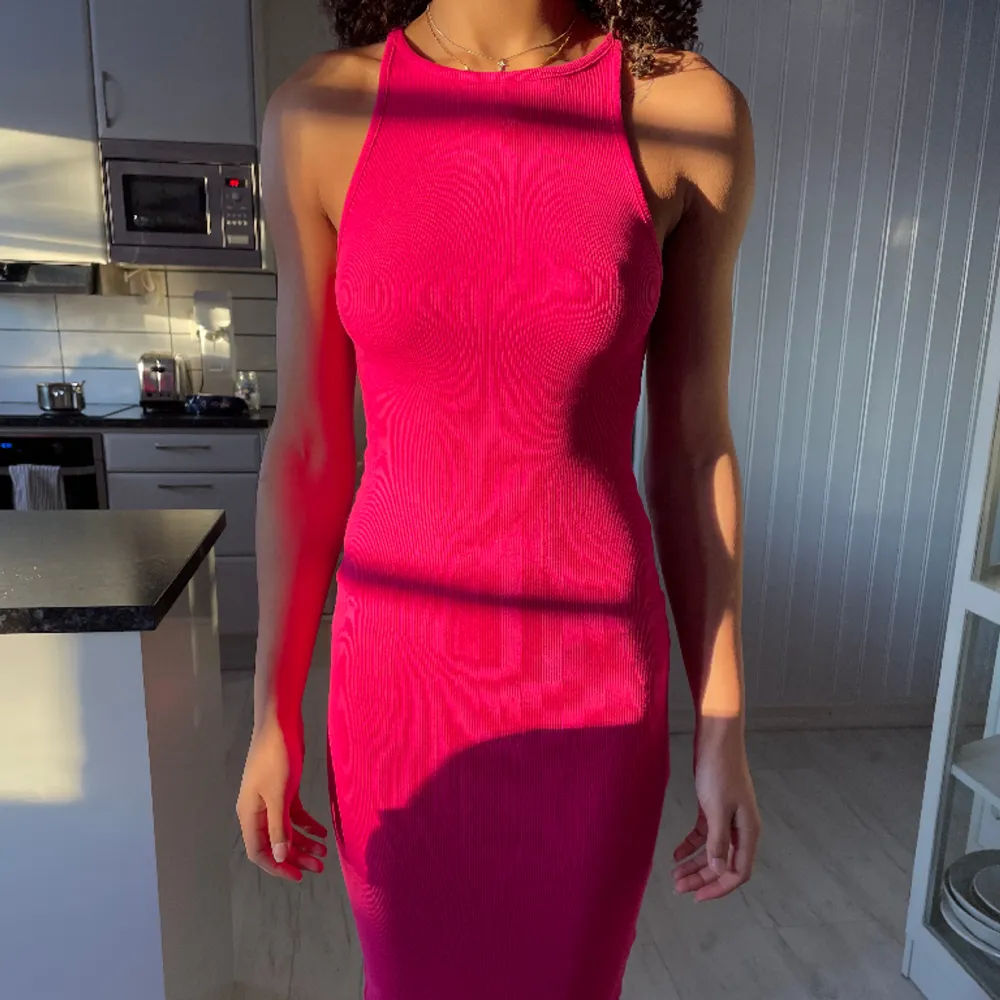 Cerise maxi dress från Zara. Strl S. Använd 1 gång. Ogillar färgen så säljer. . Klänningar.