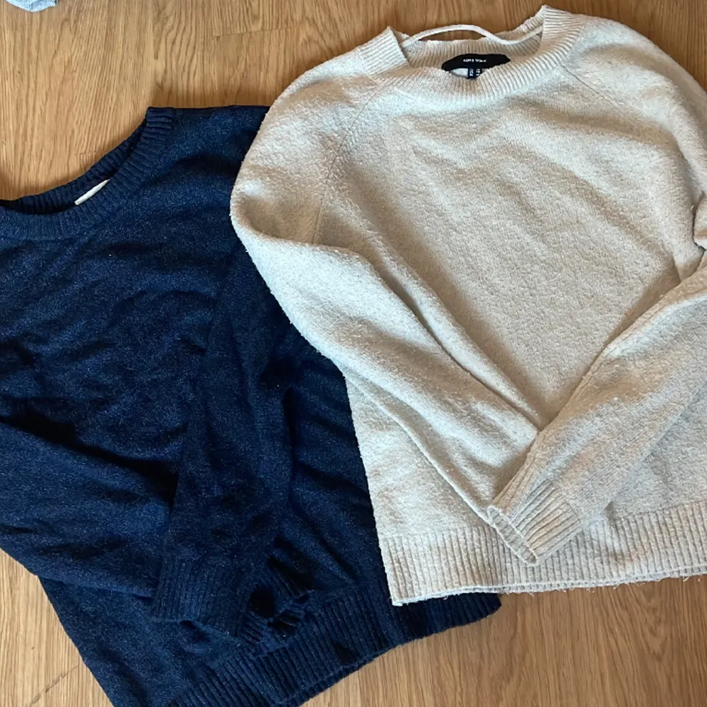 Säljer dessa två jättefina stickade populära tröjor från Vero Moda! Storlek xs i båda men passar en S också!💖Antingen en för 199kr eller båda för 350🥰. Stickat.