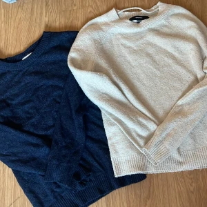 Vero Moda stickade tröjor  - Säljer dessa två jättefina stickade populära tröjor från Vero Moda! Storlek xs i båda men passar en S också!💖Antingen en för 199kr eller båda för 350🥰