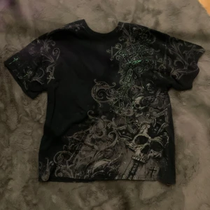 Mma elite - Helt galen tröja från ett Affliction liknande märke. Du kommer aldrig se nått liknande igen lovar ‼️‼️ Passar bra som en oversized t-shirt. Bredd 56cm, Längd 72cm.