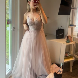 Balklänning  - Säljer en fina balklänning som jag tyvär inte kommer ha användning för eftersom jag hittat en Annan, köpt här på Plick så tyvär inget kvitto. Köpt för 1900 Klänningen är i superfint skick, storlek 34 men passar mig som i vanliga fall har storlek 36, 