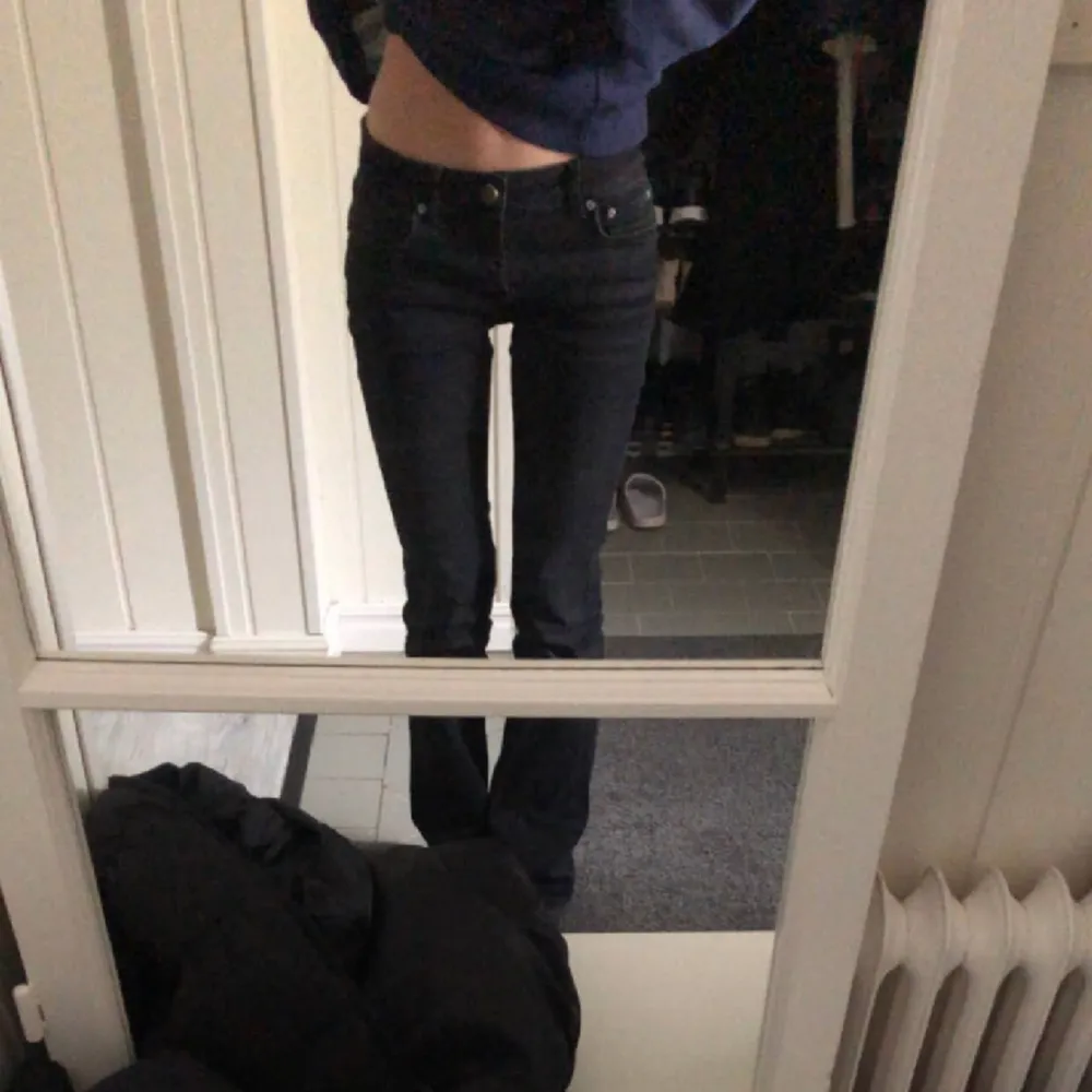 Svarta jeans i modellen ”zw the low rise slim bootcut” från zara, mycket eftertraktade och är väldigt svåra att få tag på, jättefint skick💞(Egen bild). Jeans & Byxor.