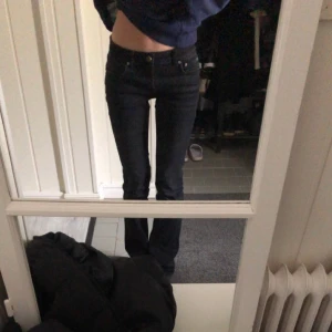 Zara low bootcut jeans - Svarta jeans i modellen ”zw the low rise slim bootcut” från zara, mycket eftertraktade och är väldigt svåra att få tag på, jättefint skick💞(Egen bild)