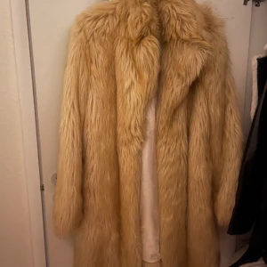 Pälsjacka - Oanvänd pälsjacka i nyskick. Är i storlek XS men skulle säga att det även passar S. Kom tyvärr inte till användning därav säljer jag. Vid frågor/prisförslag kontakta mig!