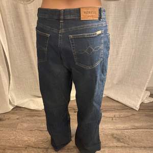 Supersnygga vintagejeans med lite 90-tals känsla. Jeansen är low/midwaist beroende på kroppstyp. Inga skador eller liknande, superfräscha verkligen. Tyvärr kommer dem inte till användning av mig. Jeansen är i strl 40. Skriv vid frågor fler bilder🌟