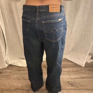 Mörkblå raka jeans - Supersnygga vintagejeans med lite 90-tals känsla. Jeansen är low/midwaist beroende på kroppstyp. Inga skador eller liknande, superfräscha verkligen. Tyvärr kommer dem inte till användning av mig. Jeansen är i strl 40. Skriv vid frågor fler bilder🌟