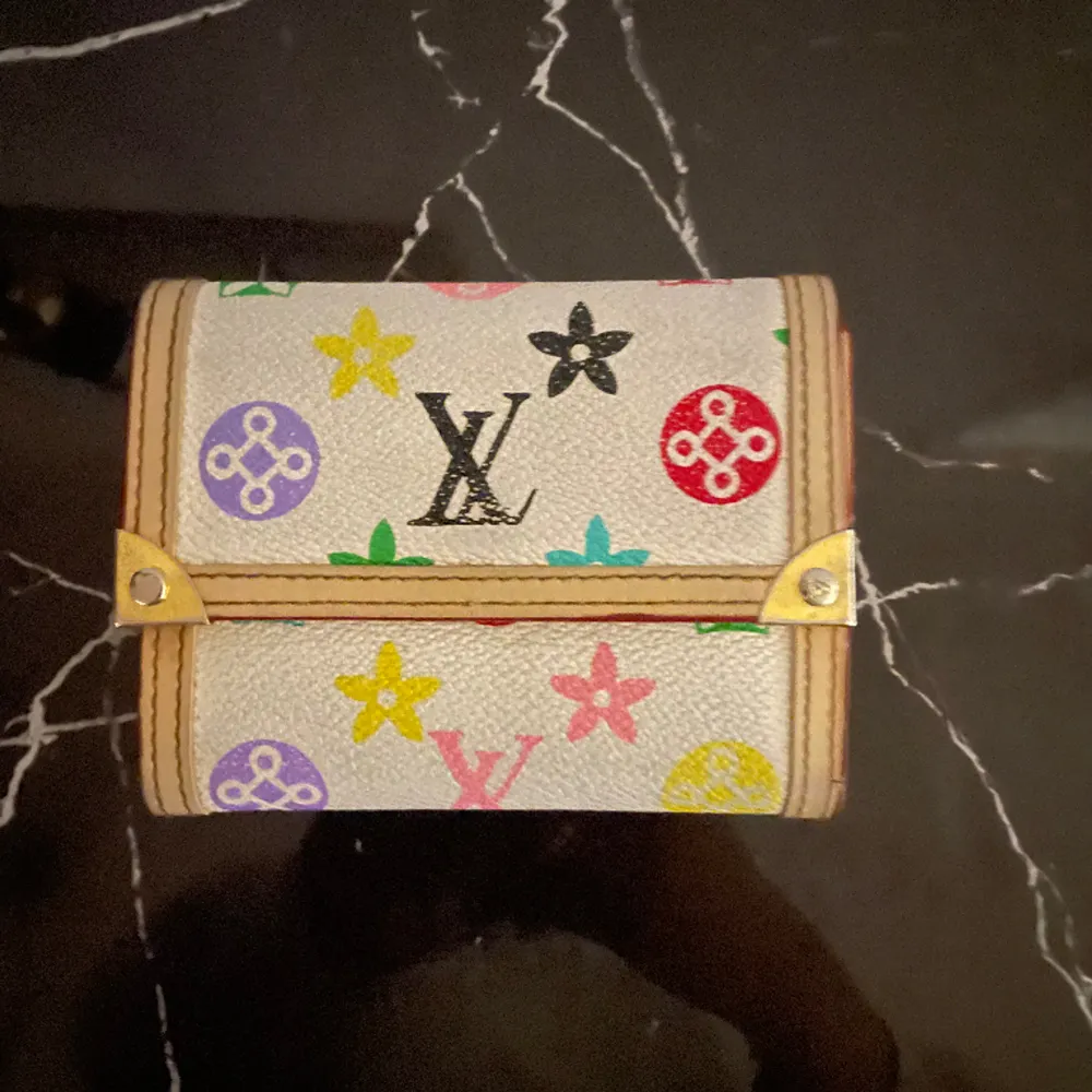 Så cool och trendig vintage plånbok! . Väskor.
