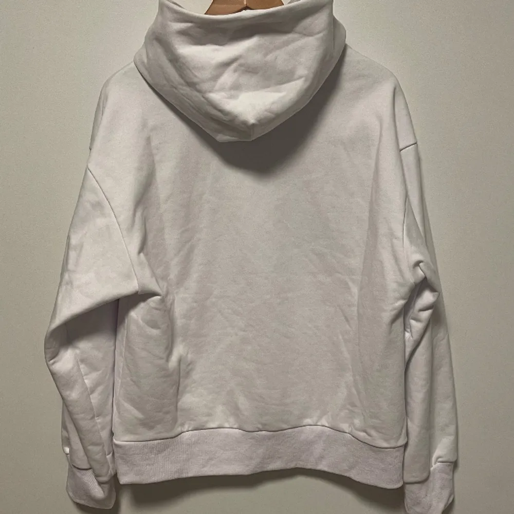 En extremt snygg hoodie från young thugs märke Sp5der. Rhinestonesen är alla på och tröjan har använts ytterst lite då jag varit rädd om den.  Nyskick från ett djur och rökfritt hem . Hoodies.