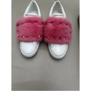 Intressekoll valentinos - Funderar på att sälja mina valentinos då jag helt enkelt inte använder dom alls. Väldigt fin skick och sparsamt använda. OBS köparen står för frakt❤️