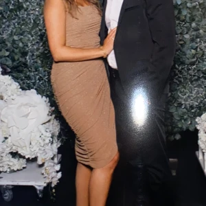 Brun bandageklänning - Använd en gång, brun glittrig. Nypris 800kr