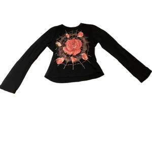 Jättesnygg långärmad svart tröja med rosor och bling✨ tröjan är lite kortare än en vanlig tröja. 