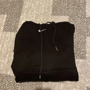 Hoodie  - Idag säljer jag en aldeles ny och oanvänt Nike Hoodie i svart färg. Den är jätte enkel och fin att styla. Den även jätte mysig och varm inför vintern. För fler bilder eller frågor så gäller det bara att kicka ett meddelande.👍👌🏽👌🏽