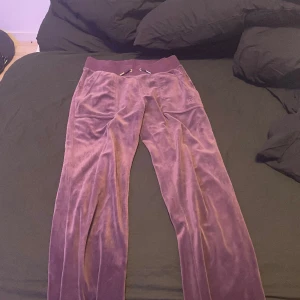 Mörklila juicy byxor - jättefina mörklila juicy couture byxor, fint skick! kan byta mot ett par i storlek xxs nästan vicken färg som! skriv om du har frågor❤️