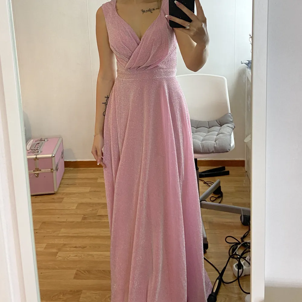 Rosa festklänning, använd några timmar. Klänningar.