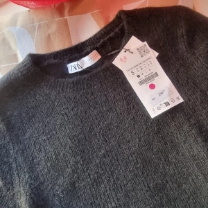 Stickad t shirt zara  - Säljer denna stickade tröja från zara då jag har en liknande. Inte använd 💕