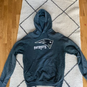 New England patriots hoodie  - Helt oanvänd hoodie. Står ingen storlek men gissar på medium. 