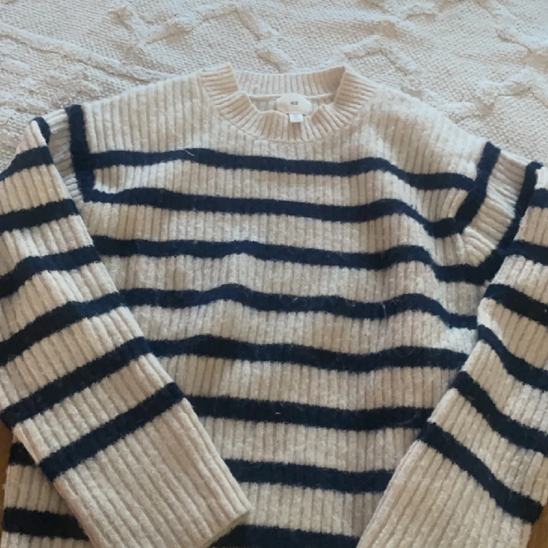 beig stickad tröja med mörkblåa ränder. - 90