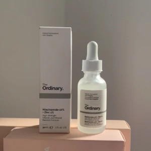 Säljer The Ordinary Serum - Helt oanvänd! Niacinamide 10% + Zinc 1% Köpt för 79kr. Säljer pga att jag redan har ett! Förpackningen kommer även med❤️