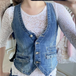 Jeansväst  - Såå snygg jeans väst gammal från hm, men är i väldigt bra skick, ascool och perfekta jeanstvätten🩷