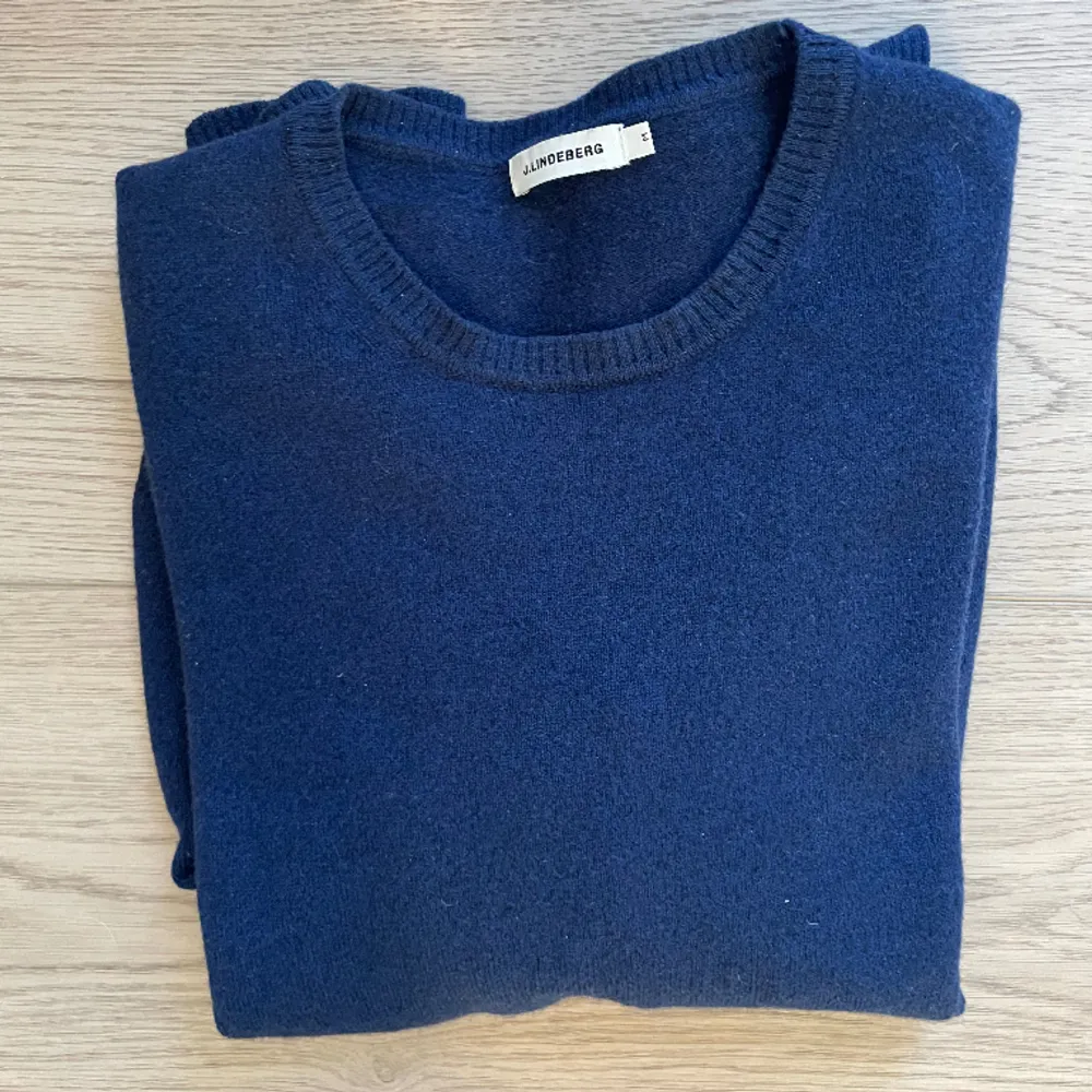 Säljer denna sköna och stilrena marinblåa tröjan ifrån J.Lindeberg, gjort på 30% Kashmir och 70% merinoull, eftersom den inte kommer till användning. Nypriset på denna ligger på ca 1400kr. Tröjor & Koftor.