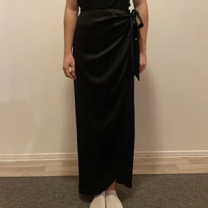 Svart satinkjol - Svart satin. Använd 1 gång. Från nakd. Storlek 36. 200kr 