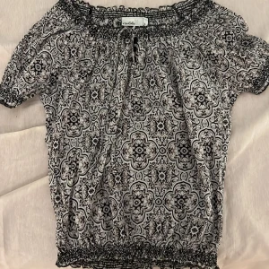 Blud med mönster - En otroligt fin ”of the shoulder” blus med  fina mönster på. Blusen ursprungliga storlek var S men jag har sytt om väldigt lite så att den blir mindre men skulle fortfarande säga att den kan passa som S, men någonstans mellan XS och S.😍😍
