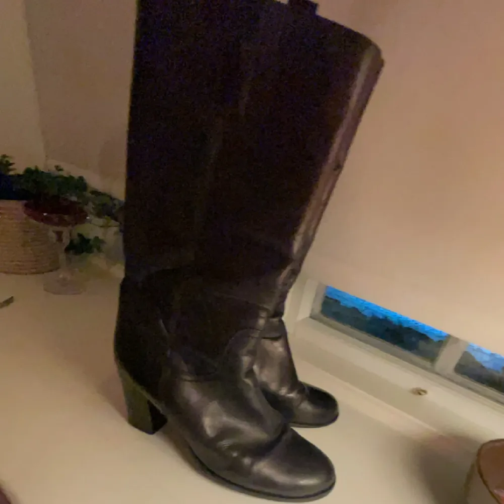 säljer dessa svarta stövlar med klack som jag köpt på secondhand! ursnygga men kommer tyvärr inte till användning längre🙌 skriv privat för fler bilder! pris kan diskuteras . Kengät.