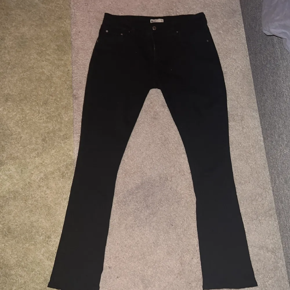 Jättesköna mid low waist jeans från Gina tricot, liten i storlek och är bootcut model! Knappt använda så dem är frf lite hårda i materialet!☺️köpt för 500kr!. Jeans & Byxor.