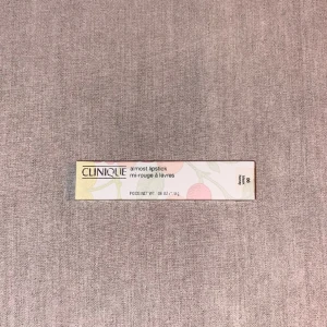 Black honey 06 läppstift - Jättefint populärt läppstift från clinique i färgen 06 black honey. Helt ny, ej öppnad. Säljer då jag har en till likadan. Nypris 265kr