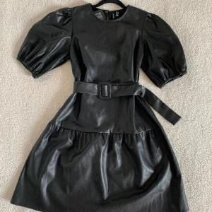 VERO MODA svart klänning i PU skinn - Otroligt snygg klänning från Vero Moda. Aldrig använd. I nyskick utan anmärkningar. Väldigt bekväm och mysig på insidan.
