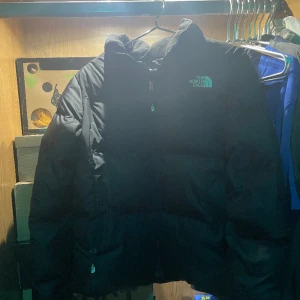 The north face jacka  - Hej säljer min fina north face jacka då jag tröttnat på den. Den är i storlek Medium och är i väldigt bra skick (inga skador alls). Ny kostar den upp emot 3500+. Jag möts inte då det är min mamma som kommer skicka för jag är borta! Skriv vid frågor!