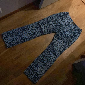 FENDI LINNEBYXA  - vintage Fendi byxa i linne, rak modell med medel till hög midja. Size är 31 Inch men eftersom den är vintage skulle jag mer säga den är en 26-27. Lång i benen ca en 34 inch. Inga som helst slitage och väldigt fint skick!