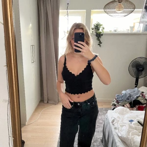 Fin detalj topp - Knappt använd och i bra skicka. Sitter jättebra