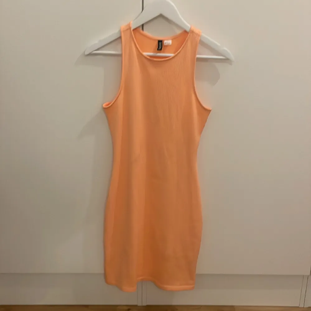 Aprikos färgad klänning, använd men i bra skick. . Klänningar.